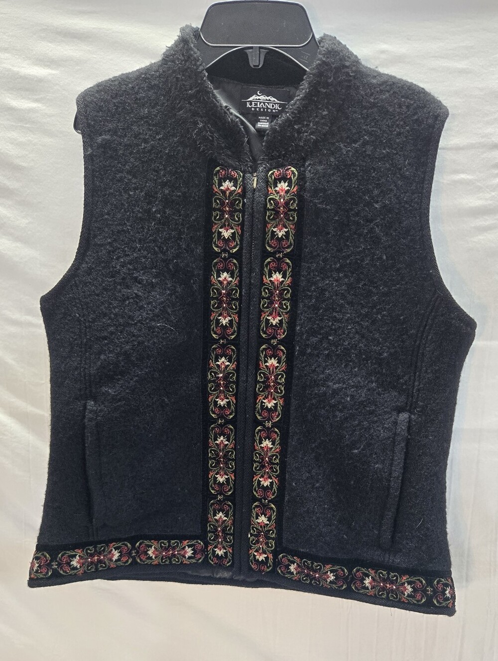 Icelandic Design Embroidered Sweater Vest Women’s Medium Black Wool Lined